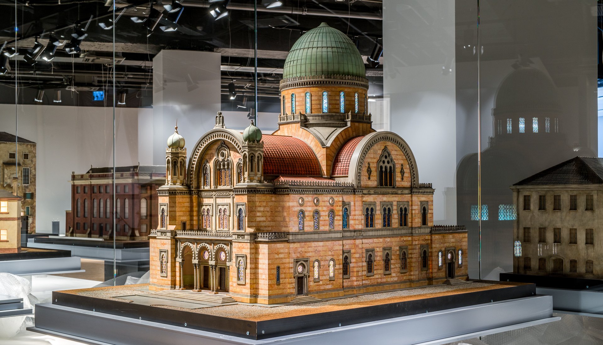 Model of the synagogue in Florence. ANU – Museum of the Jewish People, The Synagogue Hall