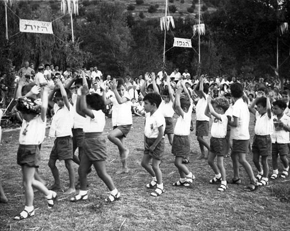 חגיגות ביכורים בקיבוץ הזורע, ישראל שנות 1950. צילום: לני זוננפלד (המרכז לתיעוד חזותי ע"ש אוסטר, מוזיאון העם היהודי, אוסף זוננפלד)