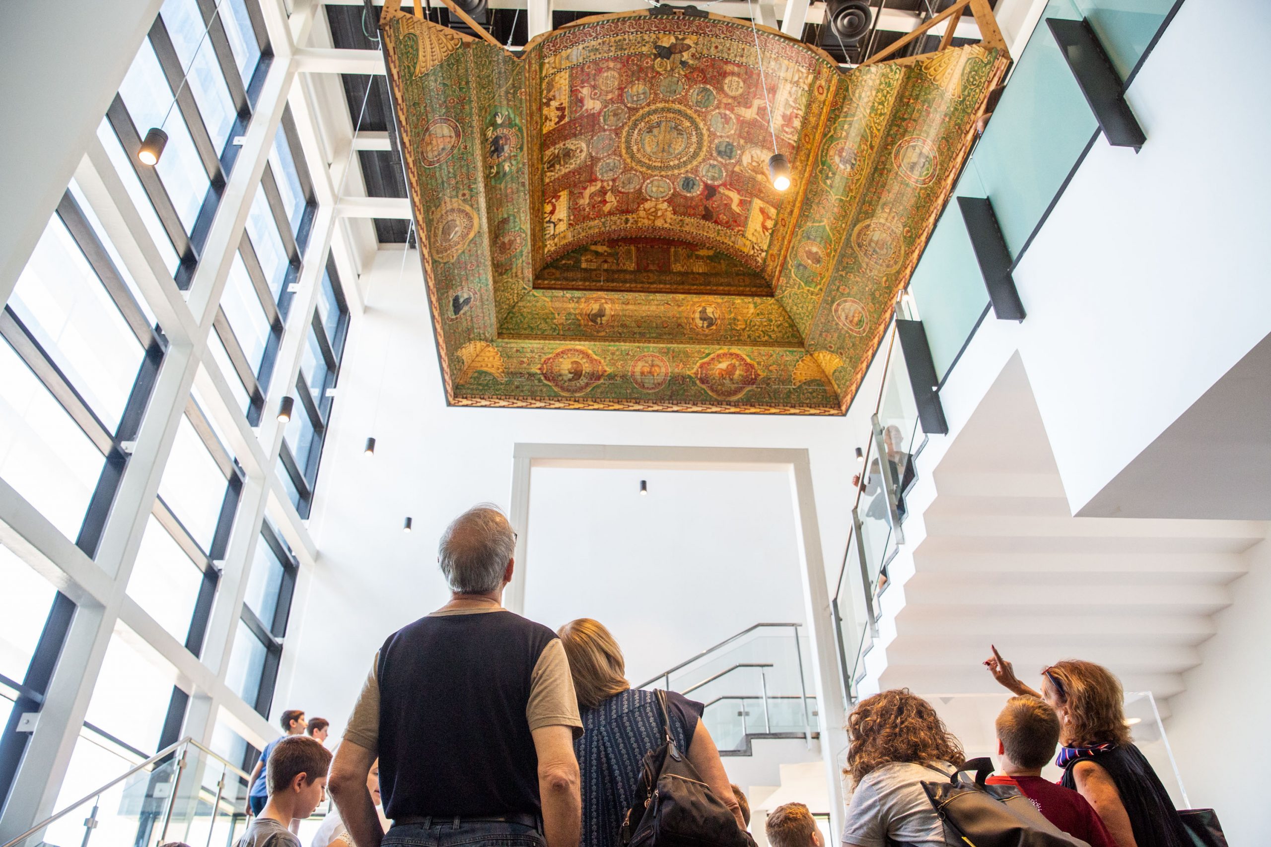 Visitors on a guided tour looking at the chodorow synagogue ceiling (photo: Yotam Ronen)