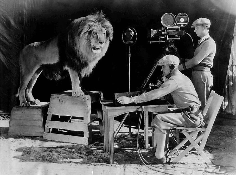 "ליאו האריה" מצטלם לשקופית הפתיחה האייקונית של סרטי מטרו-גולדווין-מאייר, 1928