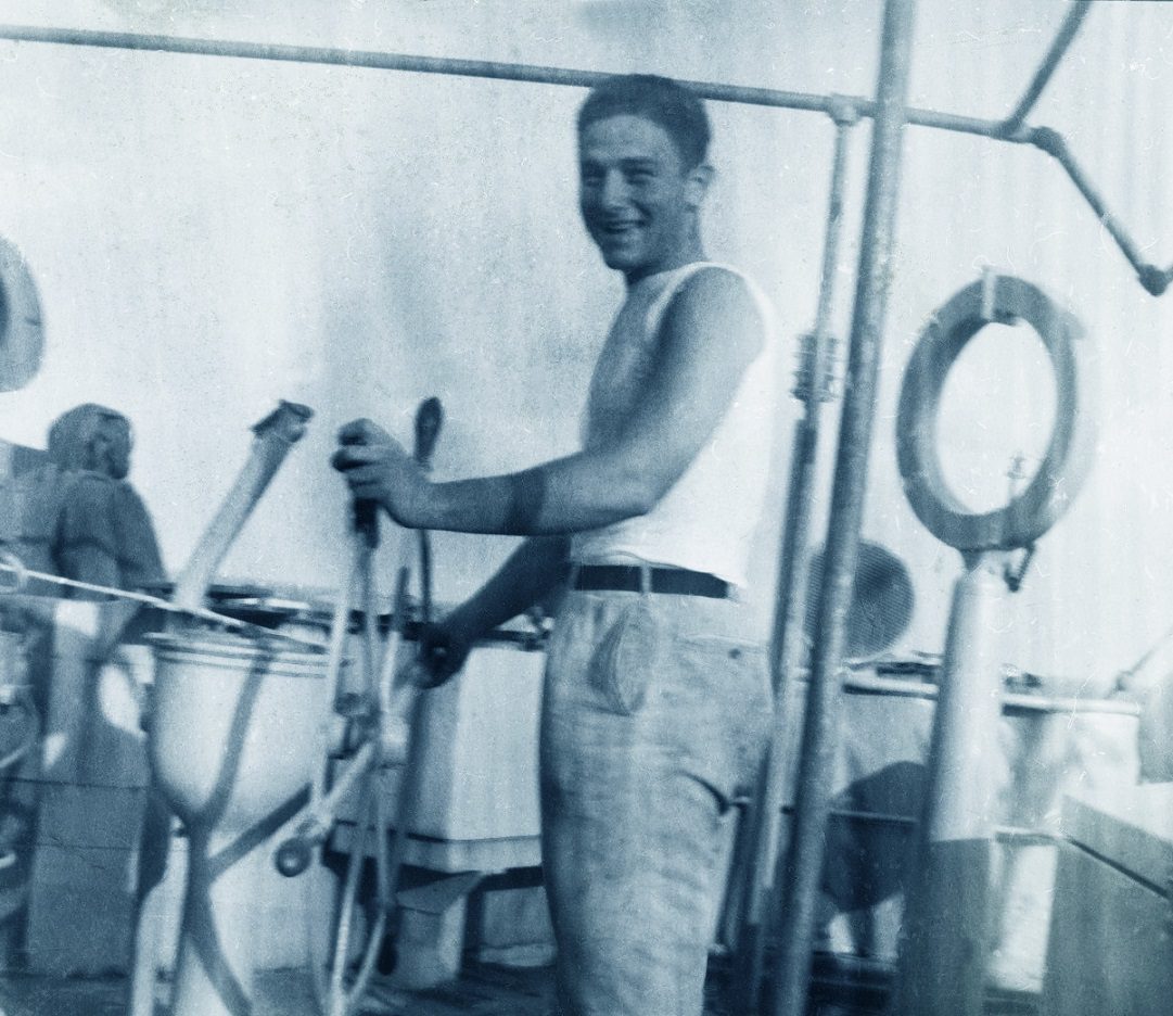 מורי גרינפילד על סיפון האנייה "התקווה", 1947 (צילום: מוזיאון השואה האמריקאי, באדיבות המשפחה)