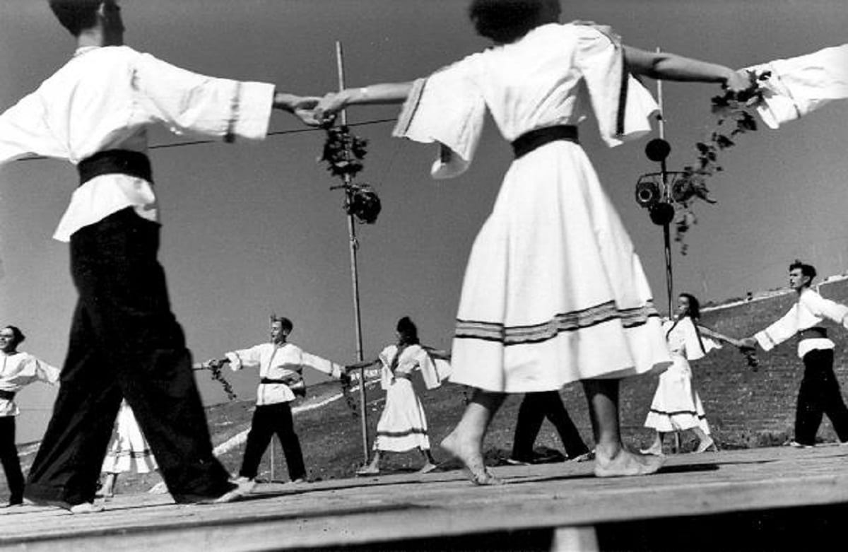 ריקודי עם בחגיגות הביכורים בחג השבועות, ישראל שנות 1960. צילום: הרברט זוננפלד (המרכז לתיעוד חזותי ע"ש אוסטר, מוזיאון העם היהודי, אוסף זוננפלד)