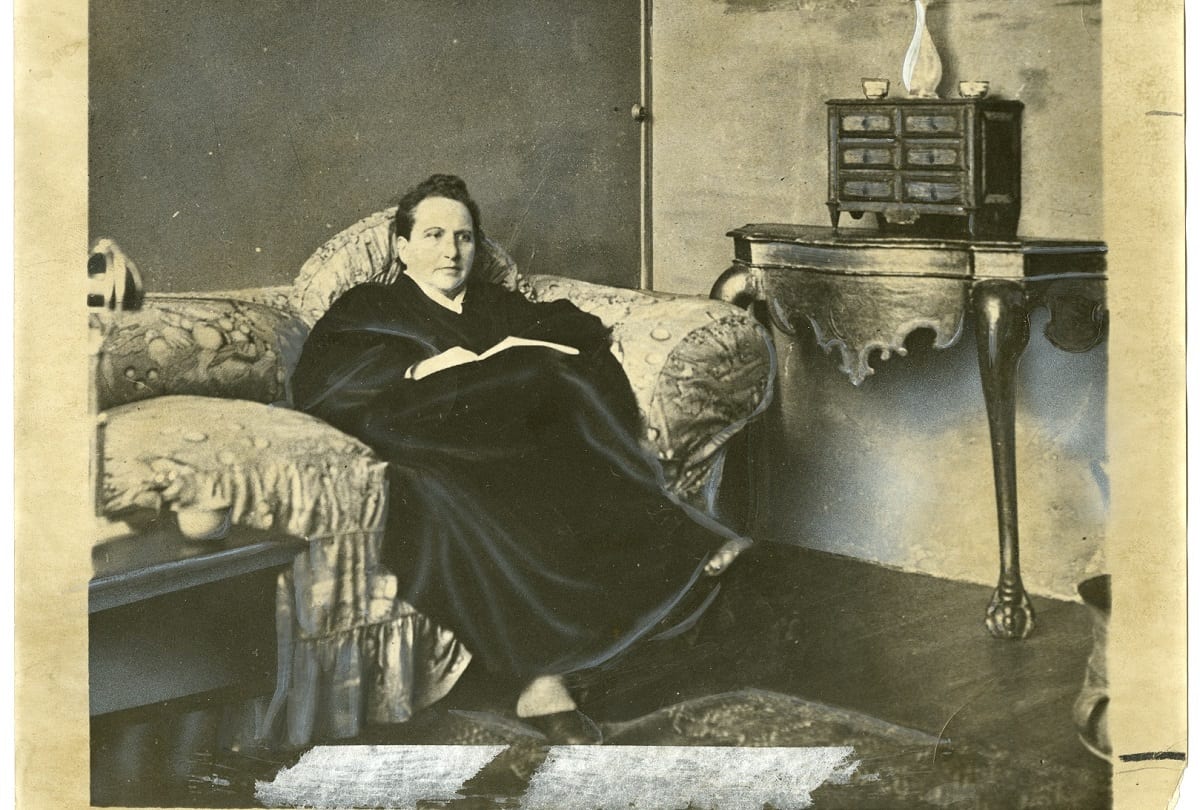 גרטרוד שטיין בסלון ביתה בפריז. מאי 1930 (ספריית הקונגרס, ויקיפדיה)