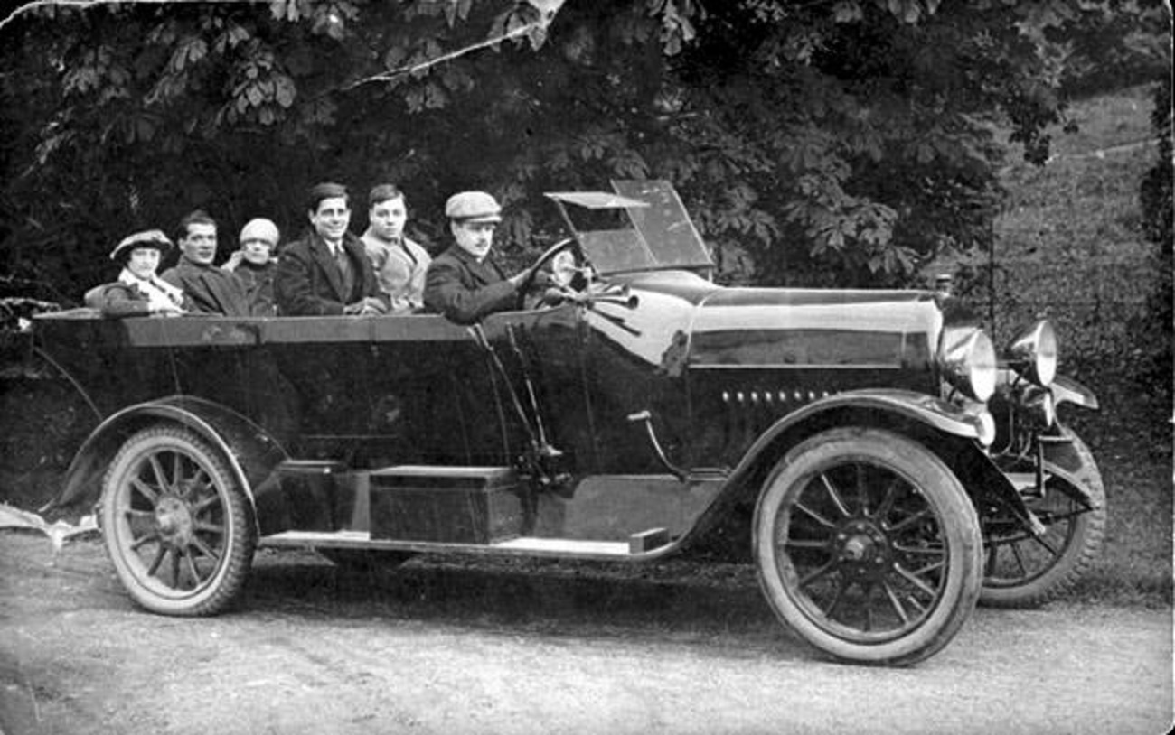 A group of Jewish friends in their car, on an outing. Austria 1919. (Beit Hatfutsot, the Oster Visual Documentation Center, courtesy of Dana Bush-Kaury, Israel)