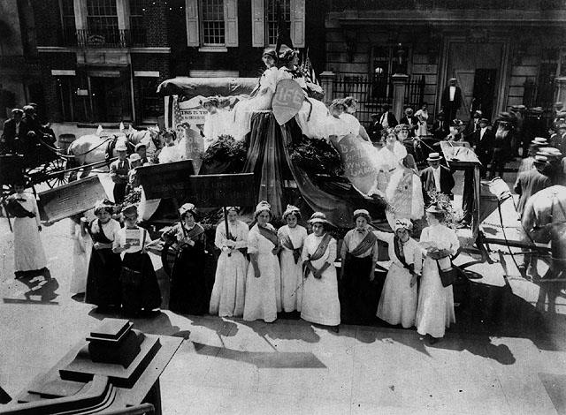 הפגנת עובדות, ניו יורק, 1909 (ארכיון העבודה ע"ש רוברט פ. ואגנר, אוניברסיטת ניו יורק, המרכז לתיעוד חזותי ע"ש אוסטר במוזיאון העם היהודי)