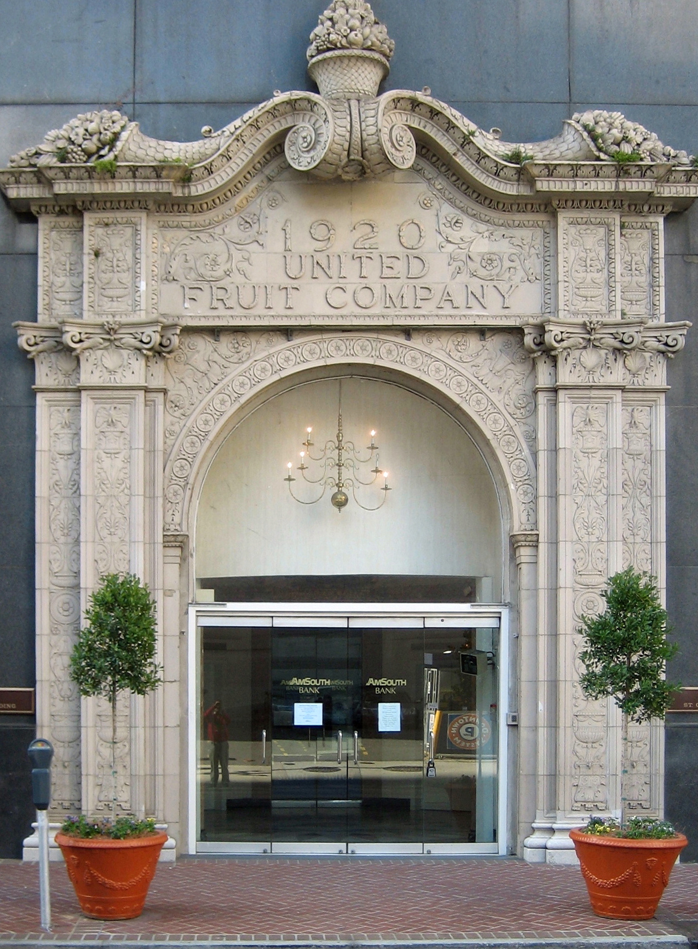 הכניסה לבניין הישן של חברת הפירות הלאומית בשדרות צ'ארלס, ניו אורלינס. היום משמש כבנק (צילום: Infrogmation, ויקיפדיה)