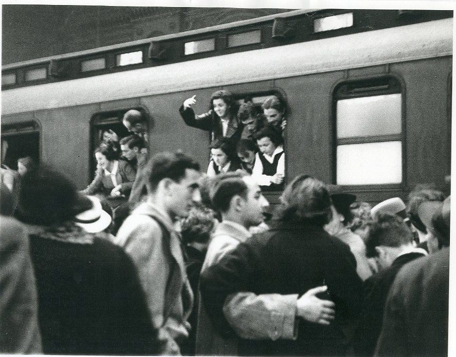 חברי "עליית הנוער" בתחנת הרכבת בדרך לארץ ישראל, ברלין, גרמניה, 1933 (צילום: הרברט זוננפלד, בית התפוצות, המרכז לתיעוד חזותי ע"ש אוסטר)