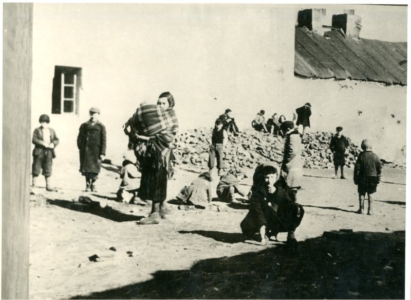 Evacuation in Lodz Ghetto, Poland, 1941-1942 (Beth Hatfutsot Photo Archive, Zvi Kadushin Collection)