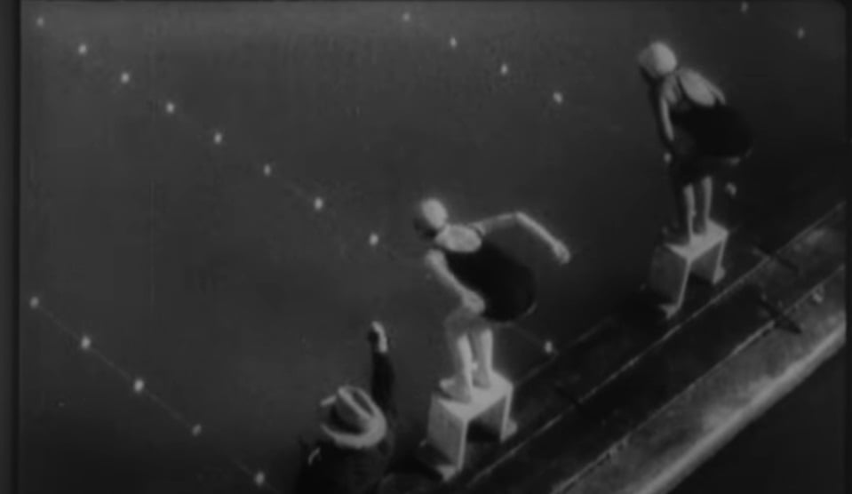 הדי ביאננפלד מזנקת למים במשחה הגמר 200 מטר חזה במכבייה הראשונה, חיפה 1932