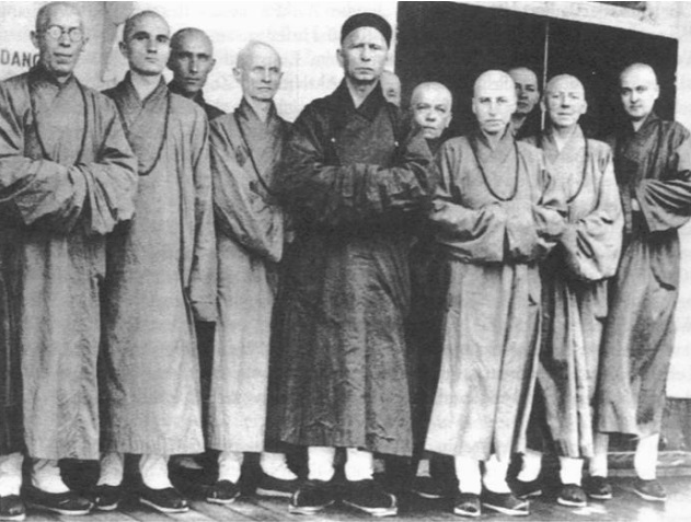 הנזיר הבודהיסטי צ'או קונג, הוא טרייביטש לינקולן, עם קבוצה ממאמיניו בשנגחאי, תחילת שנות ה-1940 (ויקיפדיה)