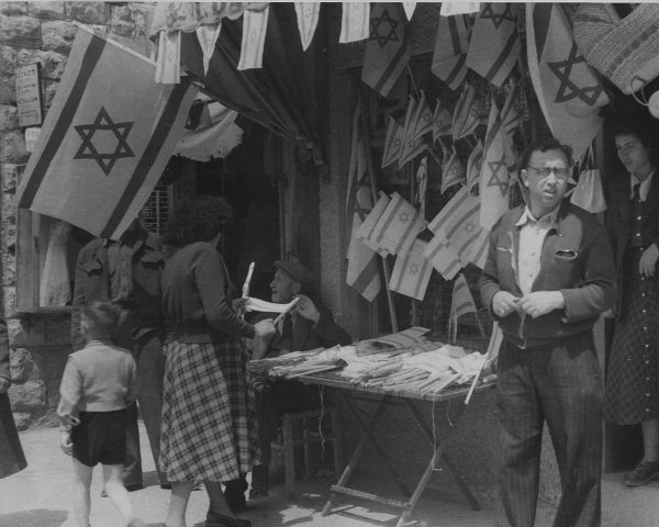 דוכן לממכר דגלי ישראל לרגל חגיגות יום העצמאות, ישראל 1950 ( צילום: לני זוננפלד, בית התפוצות, המרכז לתיעוד חזותי ע"ש אוסטר, אוסף זוננפלד)