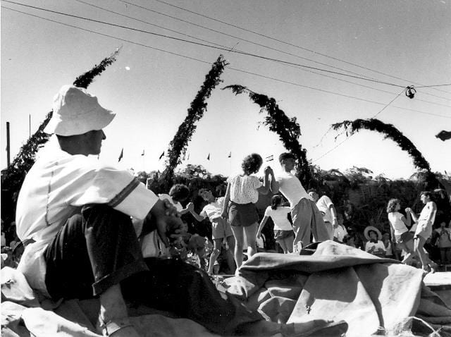 חגיגות ביכורים בקיבוץ הזורע, ישראל שנות 1950. צילום: לני זוננפלד (המרכז לתיעוד חזותי ע"ש אוסטר, מוזיאון העם היהודי, אוסף זוננפלד)