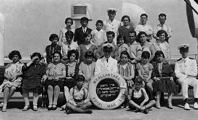 Inmigrantes judíos provenientes de Polonia, al bordo del barco “Alcántara”, en dirección a Argentina, 1929 (Beit Hatfutsot, el Centro Oster de Documentación Visual, por gentileza de Itzjak Baum, Tel Aviv).