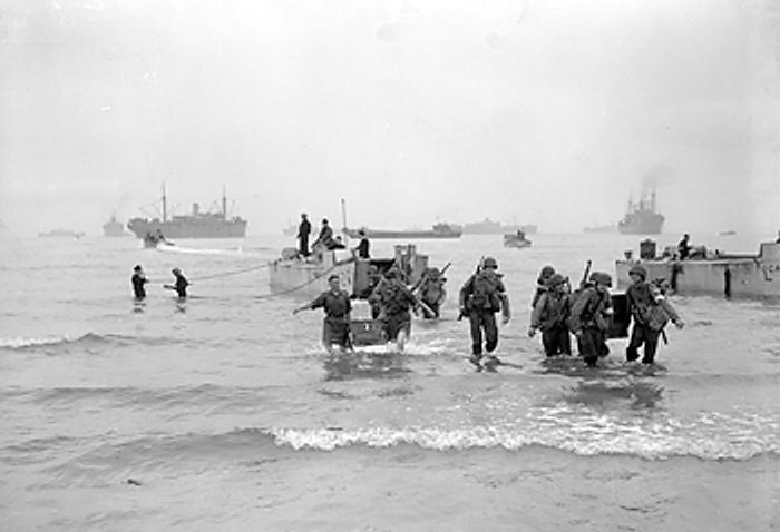  American soldiers land on the shores of Algeria, 1942 (photo: Imperial War Museum in London)