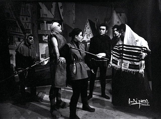 סצינה מתוך ההצגה "הגולם מפראג", בביצוע להקת התיאטרון של ז'ילבר שיקלי, תוניס, תוניסיה, 1955 (בית התפוצות, המרכז לתיעוד חזותי ע"ש אוסטר, באדיבות ז'אן-פייר אלאלי, פאריס)