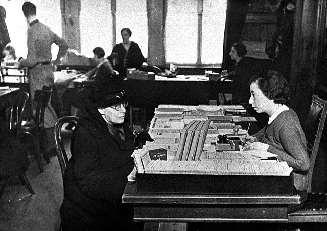 עובדים במשרד הארצישראלי בברלין, גרמניה, 1933 (בית התפוצות, המרכז לתיעוד חזותי ע"ש אוסטר)