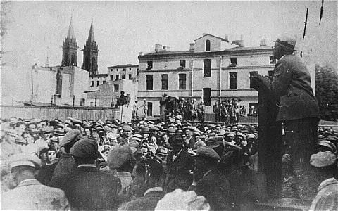 Chaim Rumkowski delivering a speech in the ghetto, 1941–42