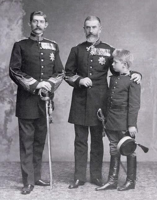 המלך קרול הראשון, אחיינו פרדיננד וקרול השני בן ה-12. 1905
