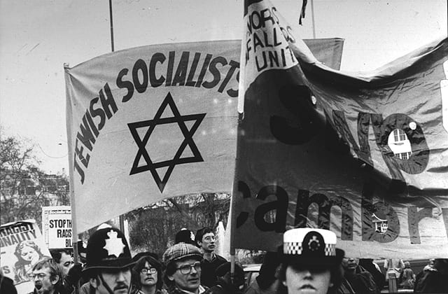 סוציאליסטים יהודים בהפגנה. ריג'נטס פארק, לונדון, אנגליה, 1981 צילום: מלווין א. ניומן (בית התפוצות, המרכז לתיעוד חזותי ע"ש אוסטר, באדיבות מלווין א' ניומן, אנגליה)