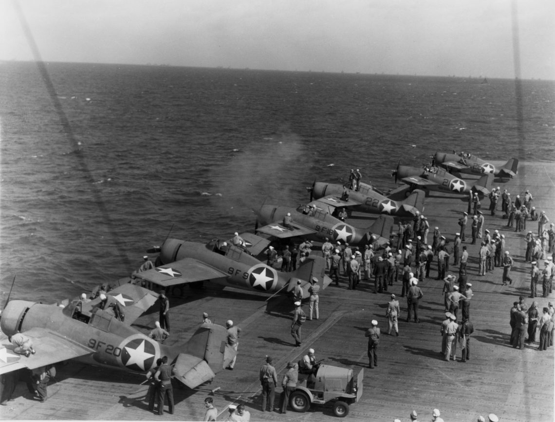 מטוסים על סיפון נושאת המטוסים האמריקאית "ריינג'ר" בדרכה לצפון אפריקה להשתתפות במבצע לפיד.