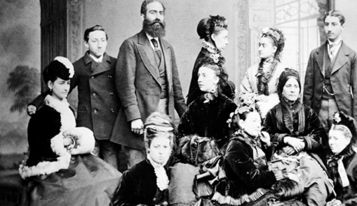צילום משפחתי של משפחת ששון. רחל יושבת ראשונה משמאל (צילום מתוך ספרם של אילת נגב ויהודה קורן, "הגברת הראשונה מרחוב פליט"