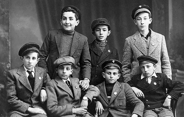 Jewish boys wearing Magen David buttons, Samokov, Bulgaria, February 1943 (Beth Hatfutsot, the Oster Visual Documentation Center, courtesy of Fanny Raytan, Israel)