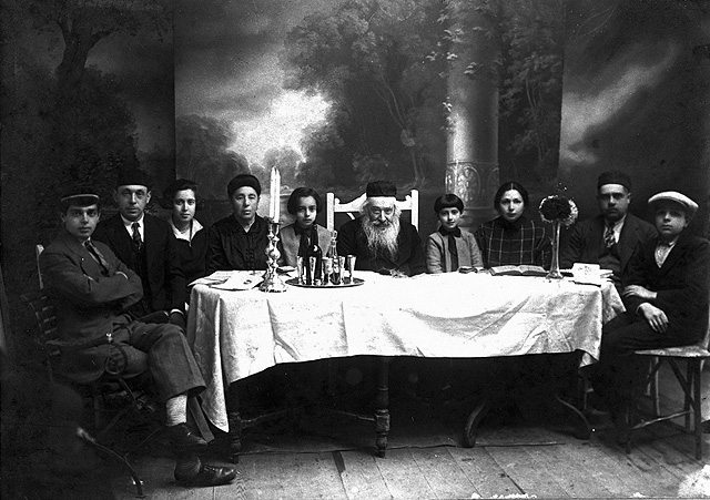 הרב ומשפחתו בשולחן הסדר. וילקובישקי, ליטא, פסח תרפ"ט 1929 (בית התפוצות, המרכז לתיעוד חזותי ע"ש אוסטר, באדיבות שרה ממלובסקי-סידרנסקי)