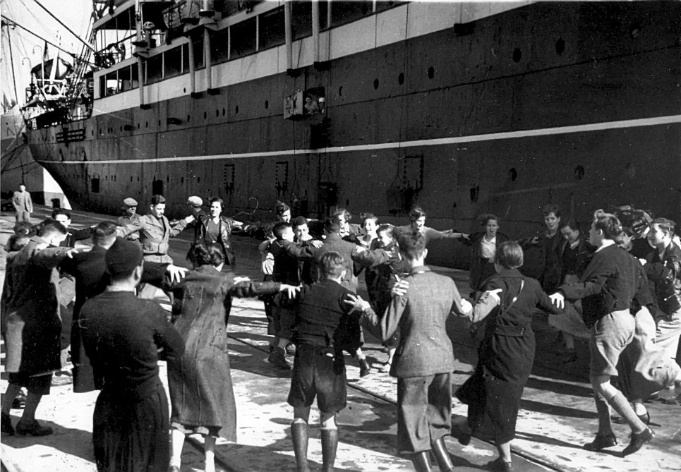 צעירי עליית הנוער מגרמניה מגיעים לנמל חיפה, ארץ ישראל 1936 (צילום: הרברט זוננפלד, בית התפוצות, המרכז לתיעוד חזותי ע"ש אוסטר)