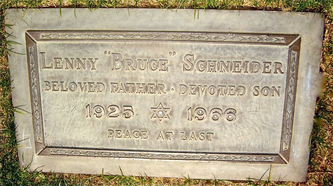 קברו של לני ברוס במישן הילס, קליפורניה. בתחתית לוחית הזכרון הכיתוב: "Peace at last"