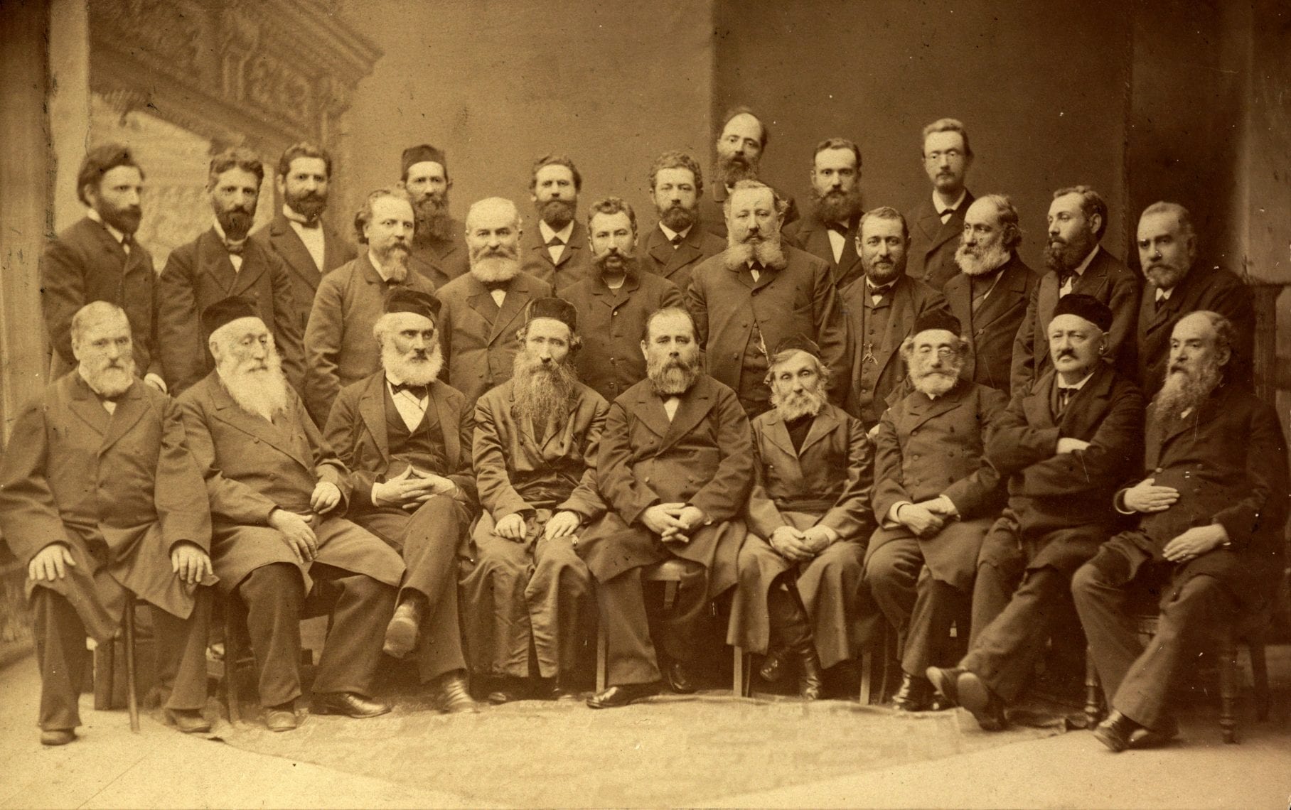 משתתפי ועידת קאטוביץ', הוועידה הראשונה של חובבי ציון, נובמבר 1884. צדרבוים יושב שלישי מימין (צילום: פ. קראוזה, אוסף הספריה הלאומית, ויקימדיה)