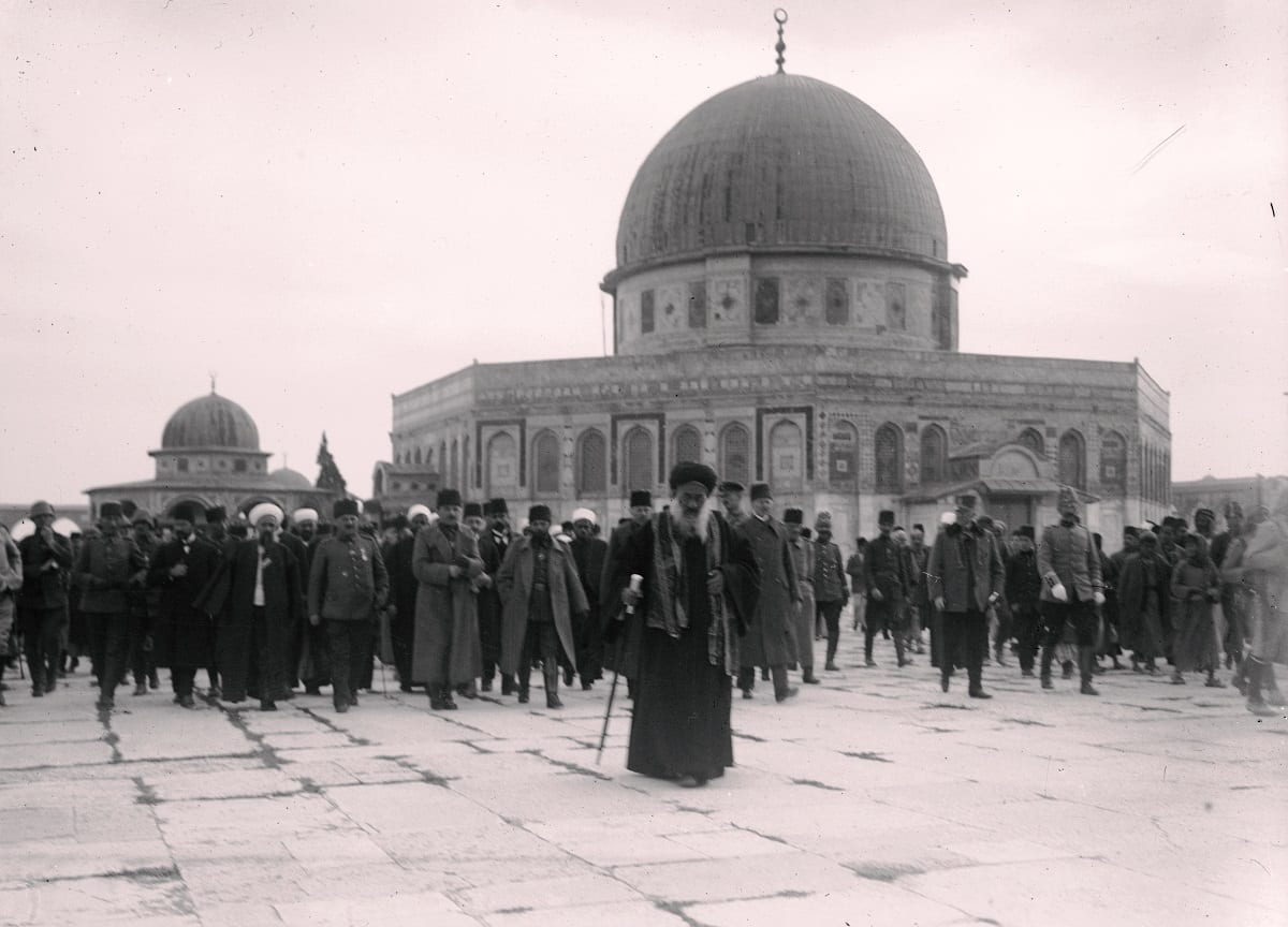 משלחת קצינים טורקים רמי דרג מבקרים במסגד כיפת הסלע, תחילת המאה ה-20
