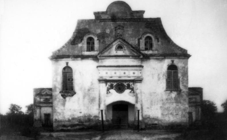 Facade of the synagogue in Orla, Poland, 1920's. The stone synagogue was built at the end of the 17th century (Oster visual documentation center at Beit Hatfutsot, courtesy of Zusia Efron, Jerusalem)