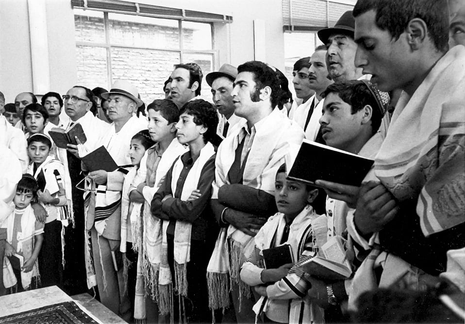 תפילת ראש השנה בבית הכנסת, שיראז, אירן 1973 (צילום: לני זוננפלד. המרכז לתיעוד חזותי ע"ש אוסטר, בית התפוצות, אוסף זוננפלד)