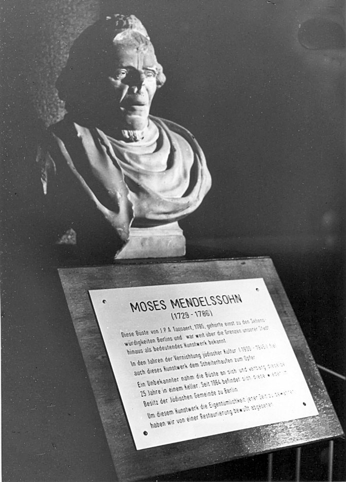 פסל של הפילוסוף משה מנדלסון במרכז הקהילה היהודית, ברלין, גרמניה 1960 בקירוב (צילום: הרברט זוננפלד, בית התפוצות, המרכז לתיעוד חזותי ע"ש אוסטר, אוסף זוננפלד)