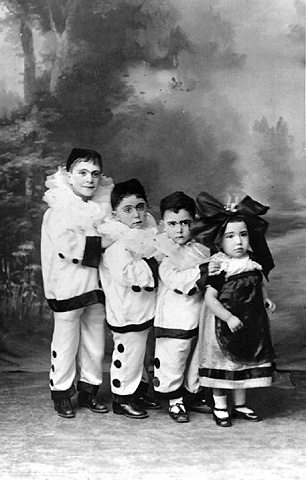 ילדי משפחת סבעון בתחפושות פורים, אלג'יר, אלג'יריה 1923 (המרכז לתיעוד חזותי ע"ש אוסטר, בית התפוצות, באדיבות רות שחר-סבעון, ישראל)