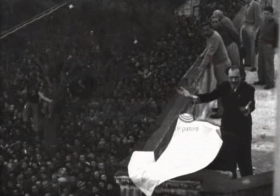 מנחם בגין נואם את נאום השילומים בכיכר ציון, ירושלים, ינואר 1952 (צילום מסך: ארכיון המדינה)