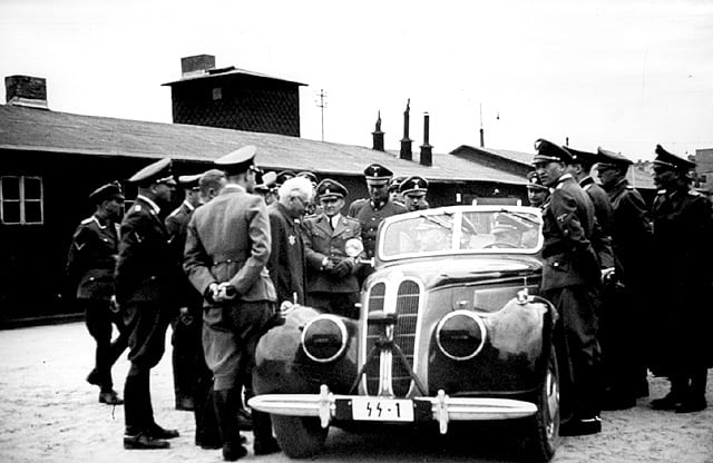 הימלר וקצינים נאצים אחרים עם חיים רומקובסקי, ראש היודנראט בגטו לודז', פולין, יוני 1941 (פרנקפורט, המוזיאון היהודי)