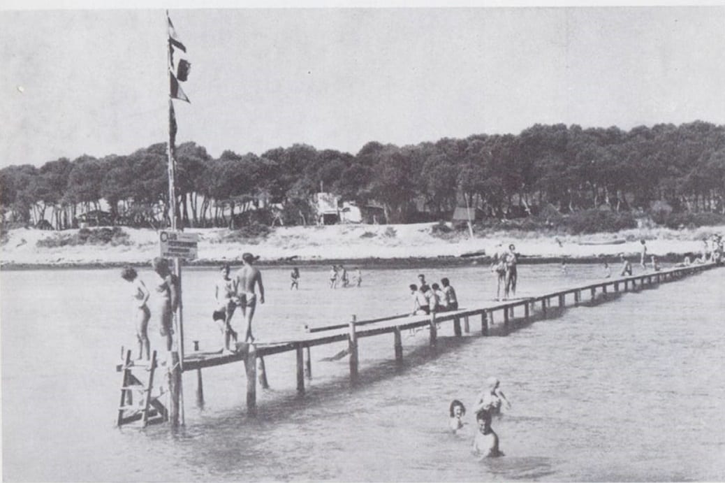 חוף אלקודיה, תחילת שנות ה-1950 (ארכיון קלאב מד)