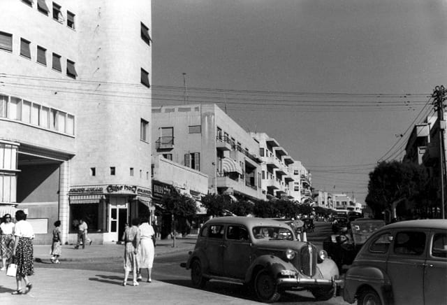 November 2nd square and Mugrabi Movie Theater, Tel Aviv, Israel, 1948 Photo: Herbert Sonnenfeld. The Museum of the Jewish People at Beit Hatfutsot, the Oster Visual Documentation Center, Sonnenfeld collection)