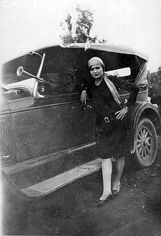 Leah- Alizah Pikbeski next to her fancy car. Cairo, Egypt 1920 (Beit Hatfutsot, the Oster Visual Documentation Center, courtesy of Gila Hershkovitz, Israel)