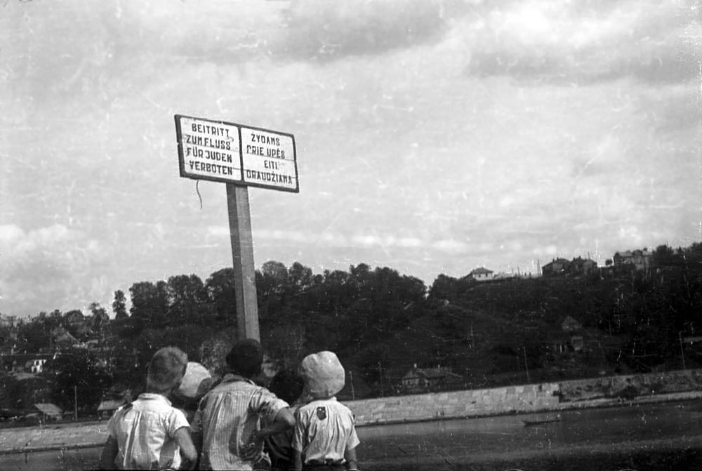 נערים יהודים מביטים בשלט האוסר גישה של יהודים לנהר. קובנה, ליטא 1941 - 1944 (צילום: צבי קדושין. המרכז לתיעוד חזותי ע"ש אוסטר, בית התפוצות, אוסף צבי קדושין)