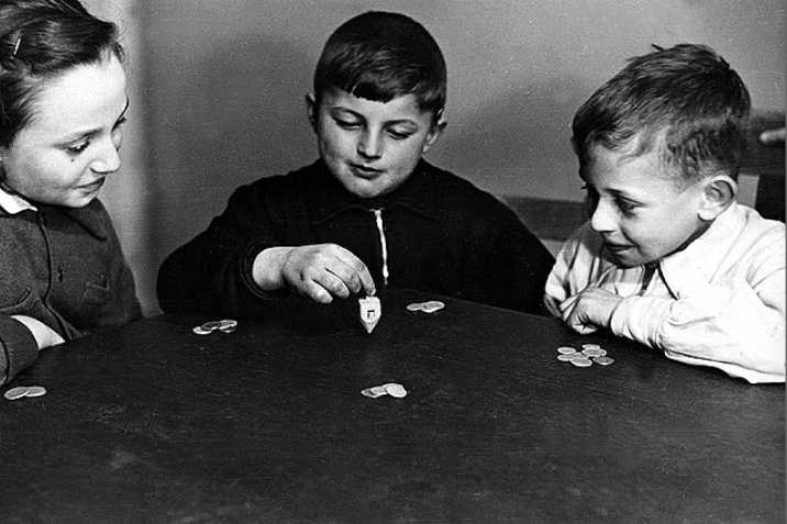 Children Playing with Dreidel on Hanukkah at DP Camp, Germany 1945/46. Photo: Zvi Kadushin (Beth Hatefutsoth Photo Archive, Zvi Kadushin collection)