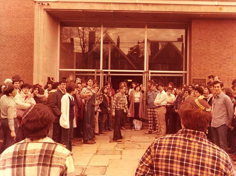 First meeting of the East-Coast and Mid-West members of the Bene Akiva organization. Pittsburgh, Pensylvania, USA, 1975. Photo: Tuvia Nthaniel Gross, Israel. (Beth Hathefusot, The Oster Visual Documentation Center. courtesy of Tuvia Nthaniel Gross, Israel)