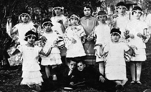 חגיגת שבועות בבית הספר היהודי, פלבן, בולגריה 1929 (בית התפוצות, המרכז לתיעוד חזותי ע"ש אוסטר, באדיבות דורה ויצחק מיטרני)