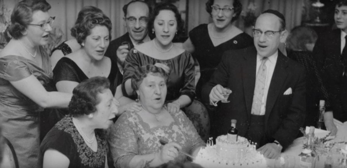 חוגגים יום הולדת לבובע ריצ'מן (יושבת מול העוגה). צילום מתוך "מלון גרין פארק"