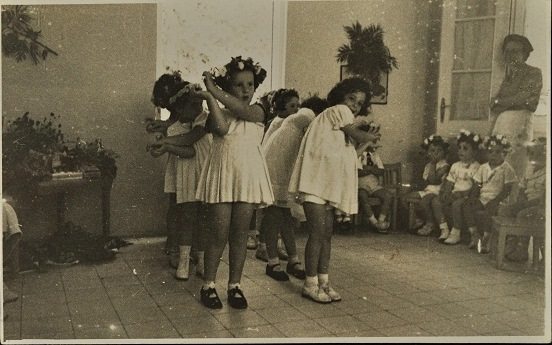 חגיגות שבועות בגן הילדים בפינת רחוב מזא"ה ושד' רוטשילד, תל אביב, 1936 (צילום: פוטו ארדה. בית התפוצות, המרכז לתיעוד חזותי ע"ש אוסטר, באדיבות דבי גירון) 