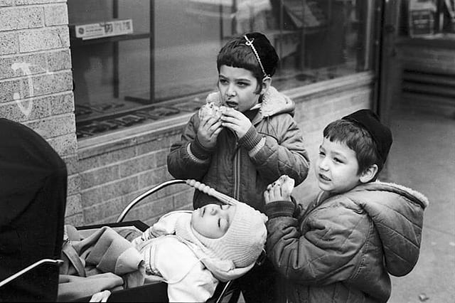 Children eating bagels, Lower East Side, N.Y., U.S.A., 1982. Photo: Gilles Vauclair, USA, Beit Hatfutsot, the Oster Visual Documentation Center, courtesy of Gilles Vauclair