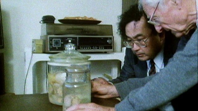 הארווי וחוקר אורח עם הצנצנות בביתו של הפתולוג. מתוך "Relics: Einstein's Brain", BBC 1994