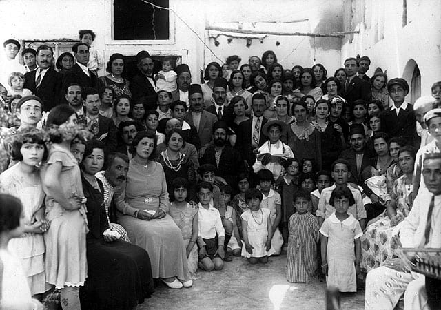 תמונה משפחתית בחגיגת בר מצוה, דמשק, סוריה 1930 בקירוב. (בית התפוצות, המרכז לתיעוד חזותי ע"ש אוסטר, באדיבות אברהם פאוזי ופני מזרחי)