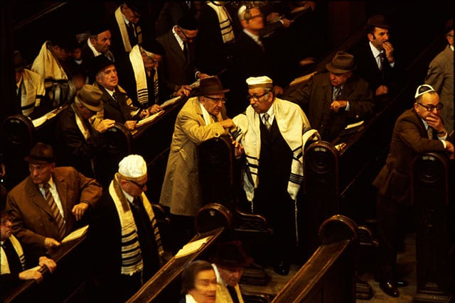  Yom Kippur at the Dohanyi synagogue, Budapest, Hungary, 1979. Photo: Nathan Benn, Washington D.C. Beit Hatfutsot, the Oster Visual Documentation Center, courtesy of Nathan Benn